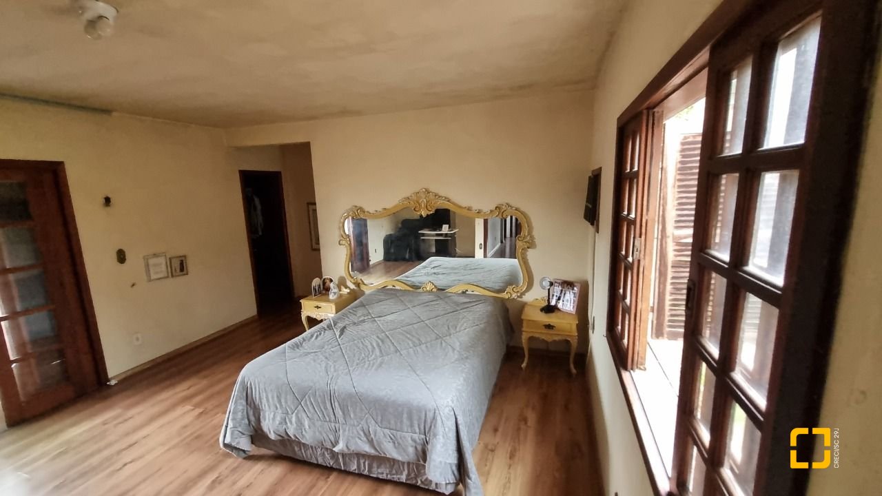 Casa com 274m², 8 quartos (sendo 3 suítes), 4 garagens, no bairro Itaguaçu em Florianópolis