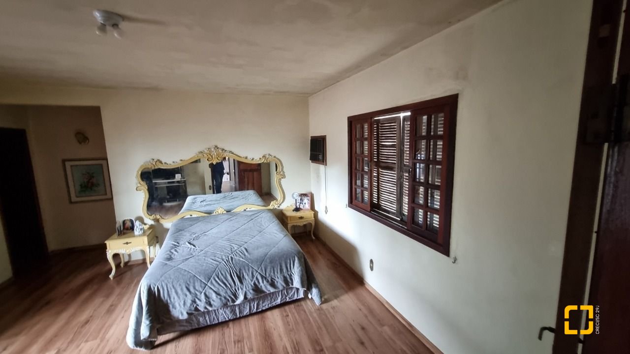 Casa com 274m², 8 quartos (sendo 3 suítes), 4 garagens, no bairro Itaguaçu em Florianópolis