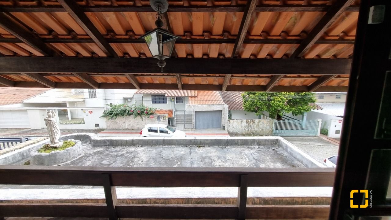 Casa com 274m², 8 quartos (sendo 3 suítes), 4 garagens, no bairro Itaguaçu em Florianópolis