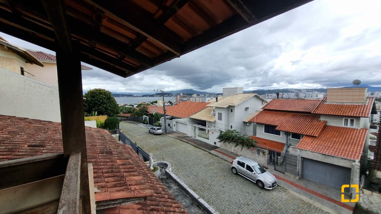 Casa com 274m², 8 quartos (sendo 3 suítes), 4 garagens, no bairro Itaguaçu em Florianópolis