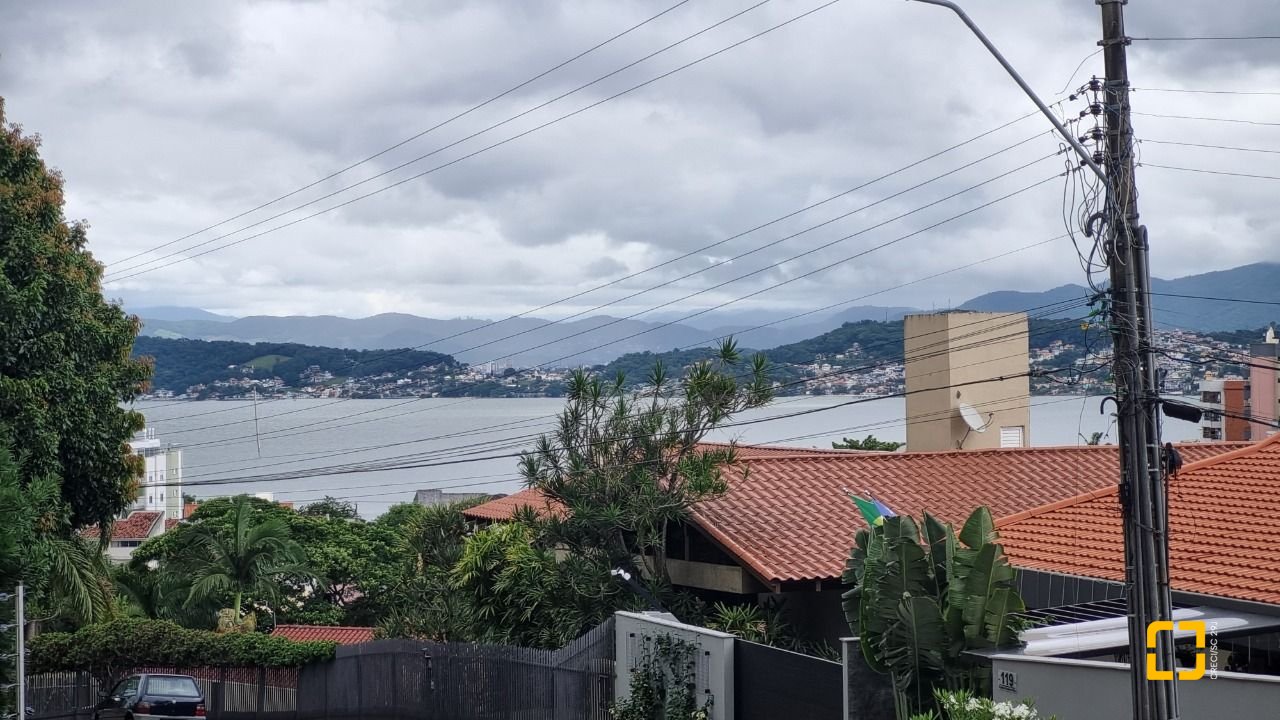 Casa com 274m², 8 quartos (sendo 3 suítes), 4 garagens, no bairro Itaguaçu em Florianópolis