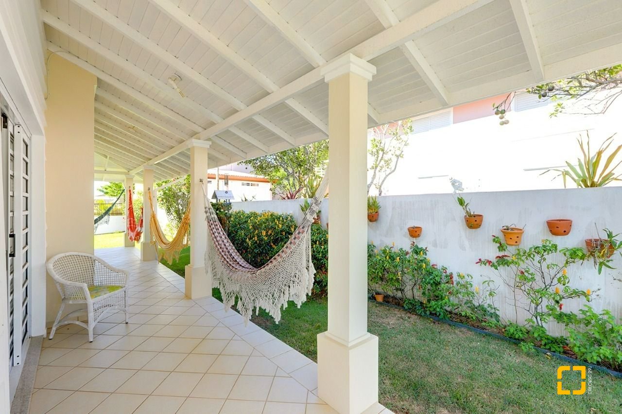 Casa com 176m², 6 quartos (sendo 2 suítes), 4 garagens, no bairro Ingleses em Florianópolis