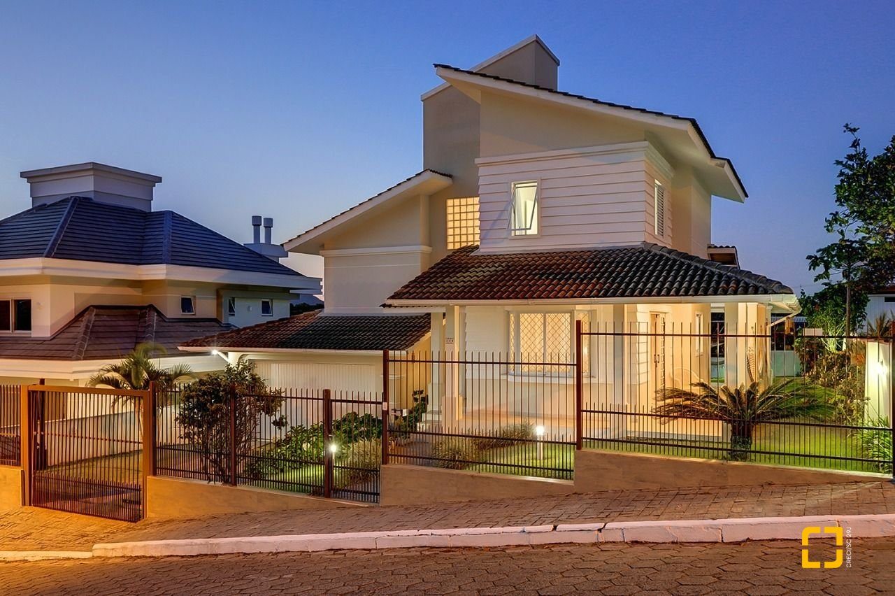 Casa com 176m², 6 quartos (sendo 2 suítes), 4 garagens, no bairro Ingleses em Florianópolis