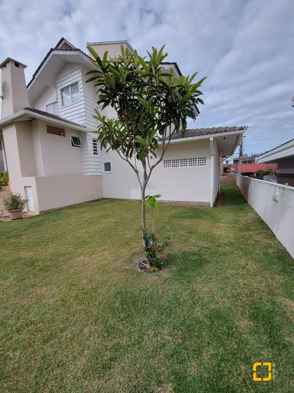 Casa com 176m², 6 quartos (sendo 2 suítes), 4 garagens, no bairro Ingleses em Florianópolis