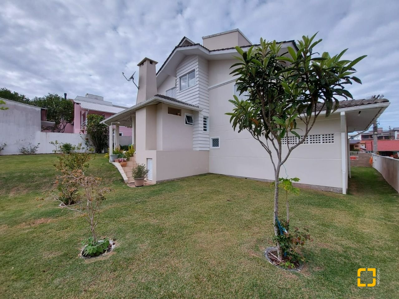 Casa com 176m², 6 quartos (sendo 2 suítes), 4 garagens, no bairro Ingleses em Florianópolis