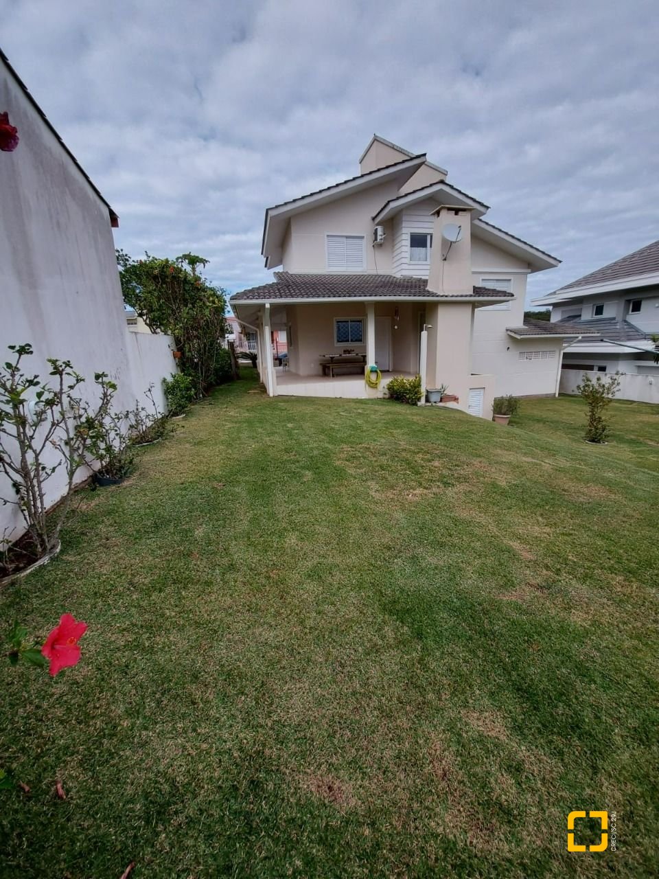 Casa com 176m², 6 quartos (sendo 2 suítes), 4 garagens, no bairro Ingleses em Florianópolis