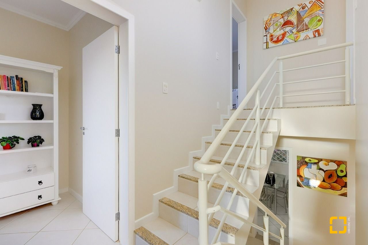 Casa com 176m², 6 quartos (sendo 2 suítes), 4 garagens, no bairro Ingleses em Florianópolis