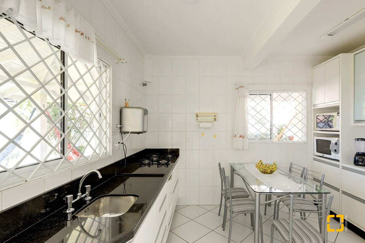 Casa com 176m², 6 quartos (sendo 2 suítes), 4 garagens, no bairro Ingleses em Florianópolis