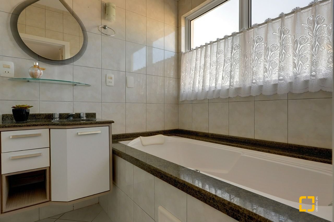 Casa com 176m², 6 quartos (sendo 2 suítes), 4 garagens, no bairro Ingleses em Florianópolis