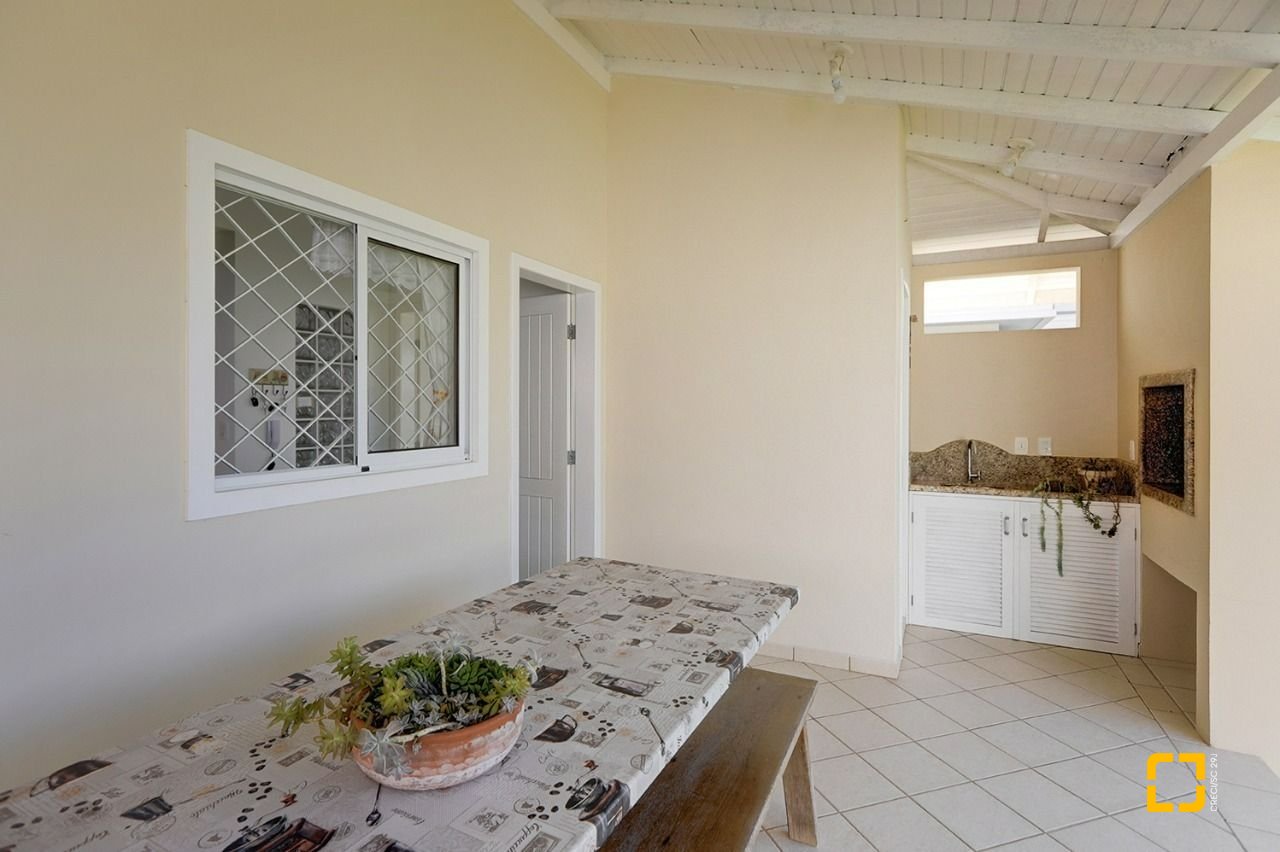 Casa com 176m², 6 quartos (sendo 2 suítes), 4 garagens, no bairro Ingleses em Florianópolis