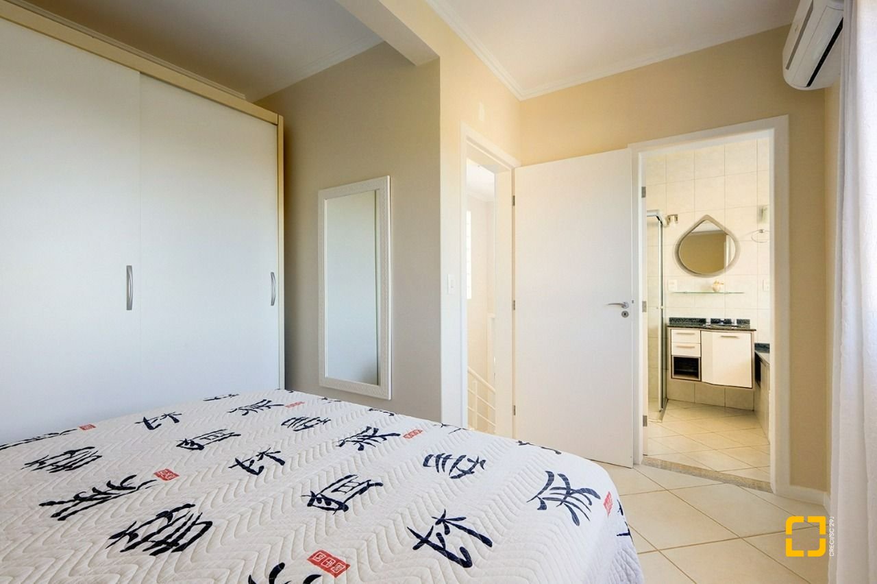 Casa com 176m², 6 quartos (sendo 2 suítes), 4 garagens, no bairro Ingleses em Florianópolis
