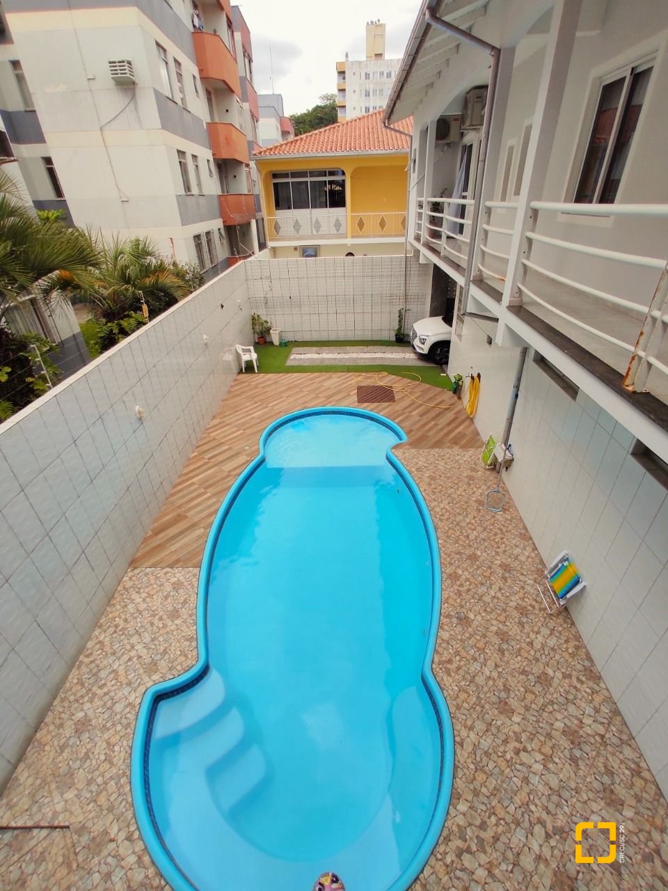 Casa com 404m², 5 quartos (sendo 3 suítes), 5 garagens, no bairro Praia Comprida em São José