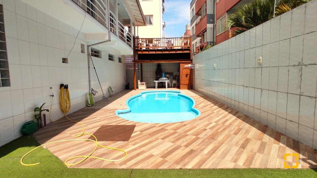 Casa com 404m², 5 quartos (sendo 3 suítes), 5 garagens, no bairro Praia Comprida em São José