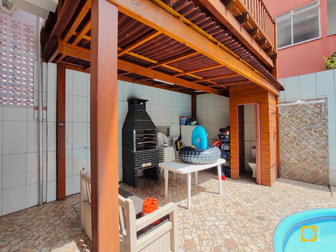 Casa com 404m², 5 quartos (sendo 3 suítes), 5 garagens, no bairro Praia Comprida em São José