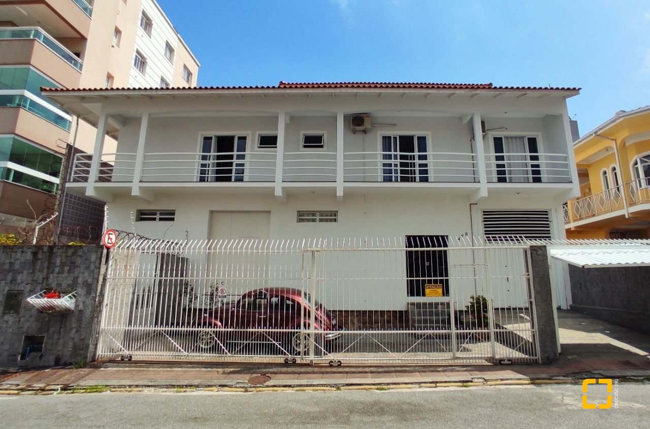 Casa com 404m², 5 quartos (sendo 3 suítes), 5 garagens, no bairro Praia Comprida em São José