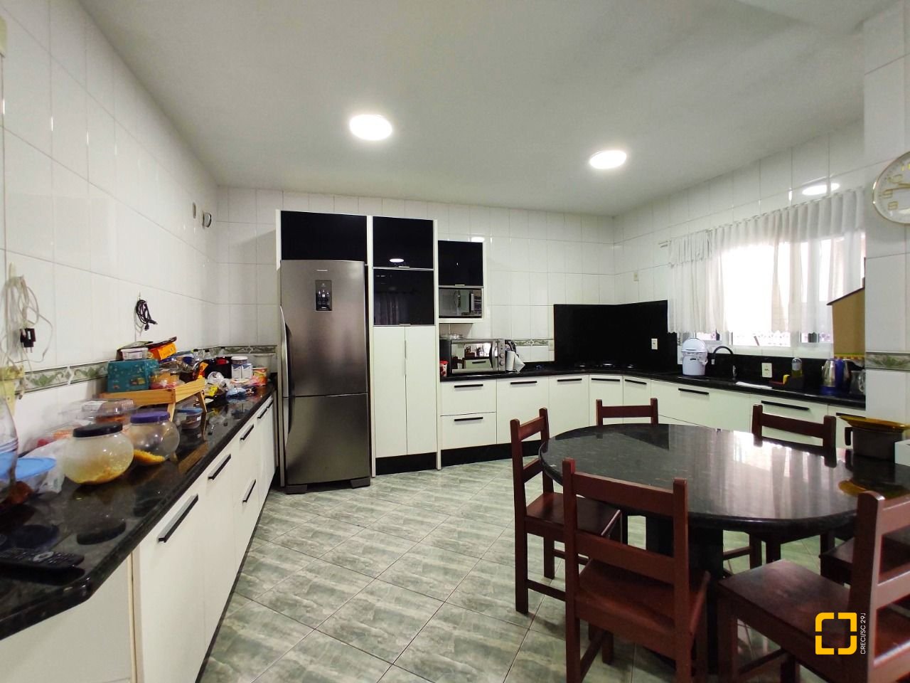 Casa com 404m², 5 quartos (sendo 3 suítes), 5 garagens, no bairro Praia Comprida em São José