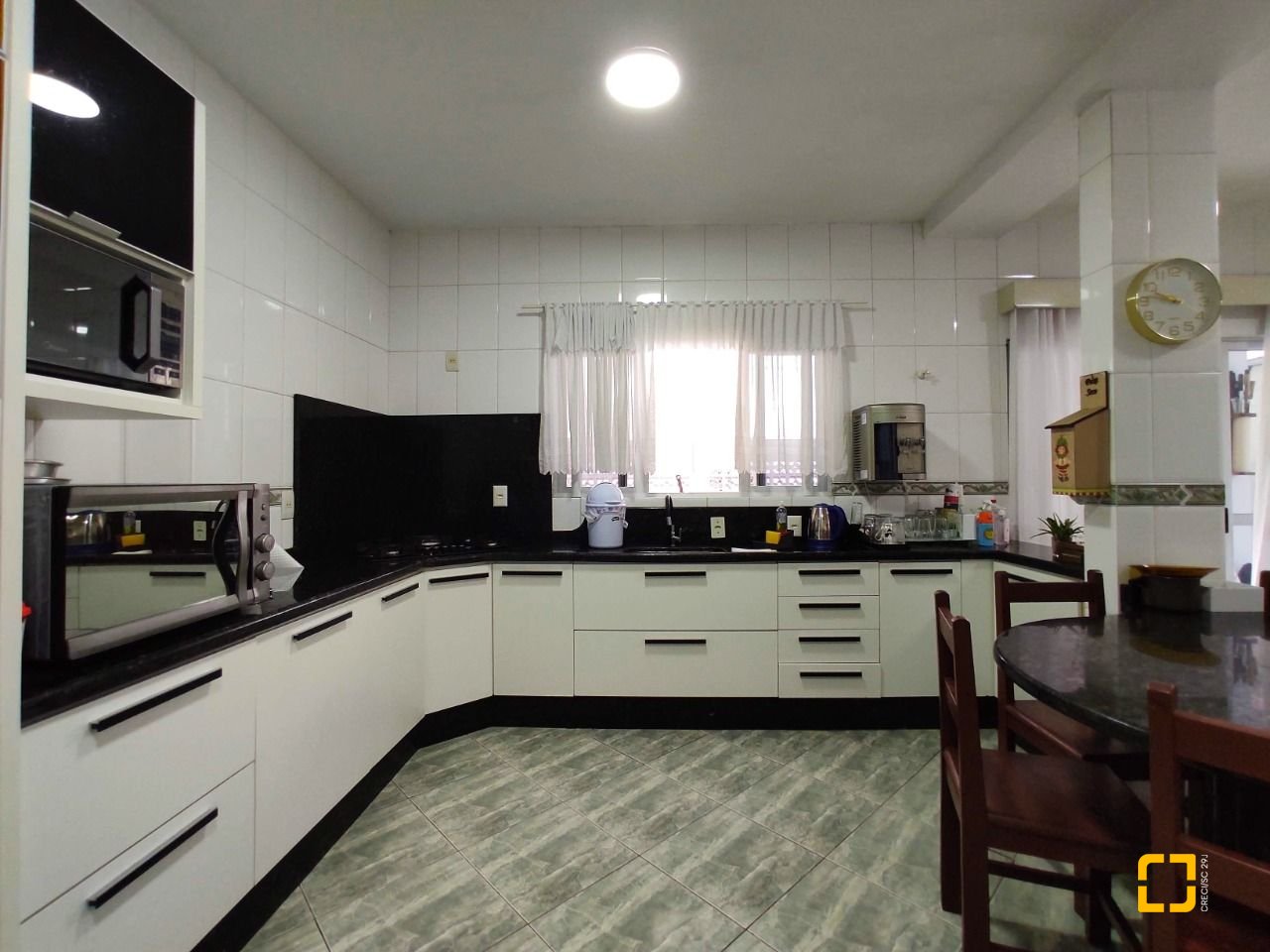 Casa com 404m², 5 quartos (sendo 3 suítes), 5 garagens, no bairro Praia Comprida em São José