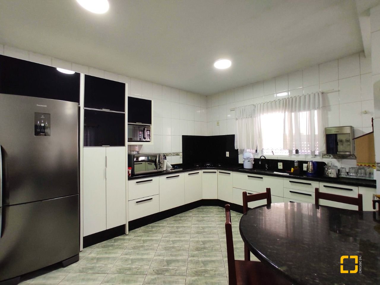 Casa com 404m², 5 quartos (sendo 3 suítes), 5 garagens, no bairro Praia Comprida em São José