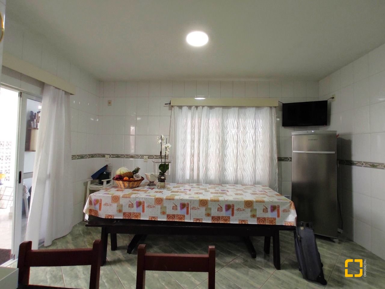 Casa com 404m², 5 quartos (sendo 3 suítes), 5 garagens, no bairro Praia Comprida em São José