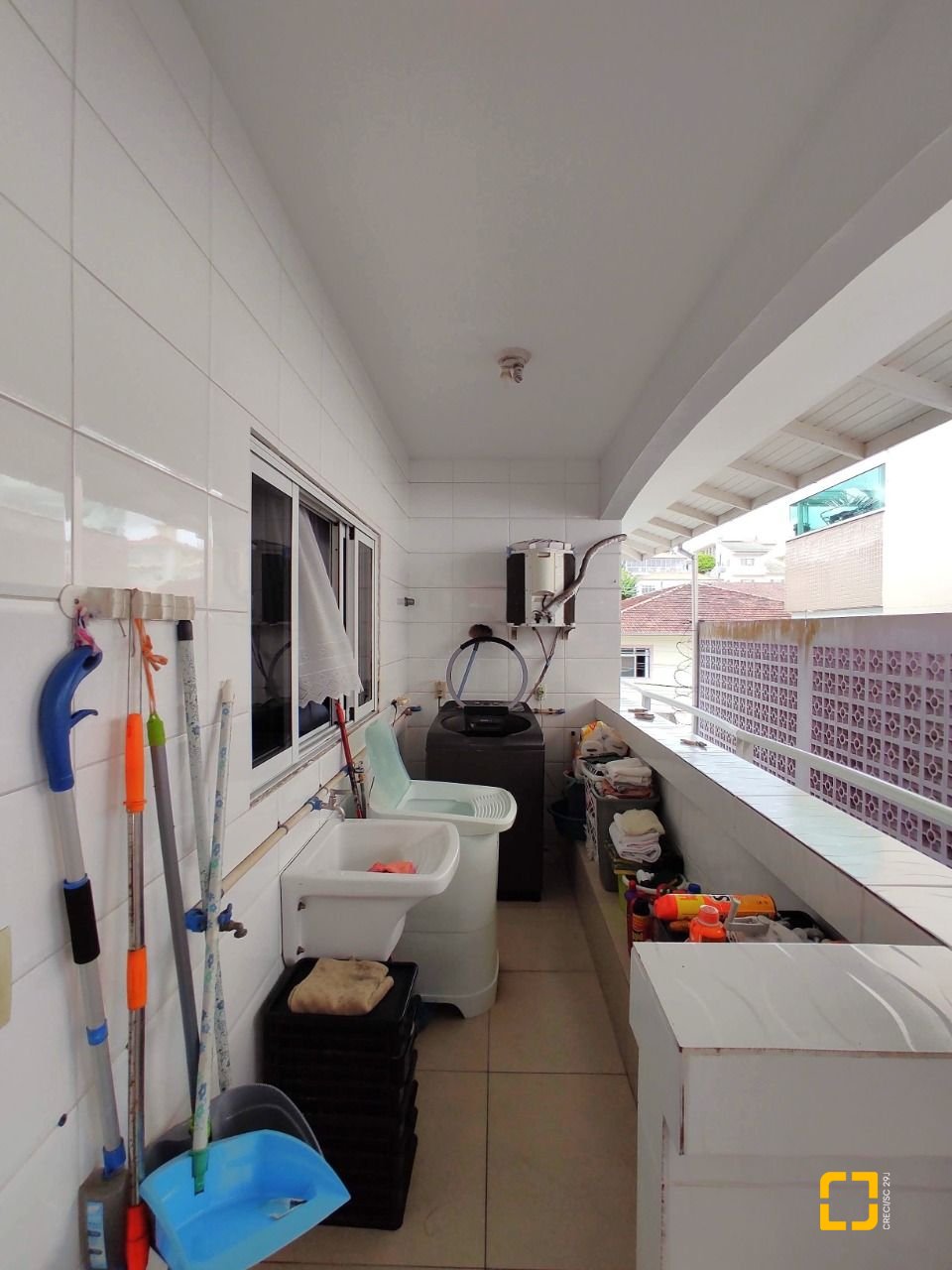 Casa com 404m², 5 quartos (sendo 3 suítes), 5 garagens, no bairro Praia Comprida em São José