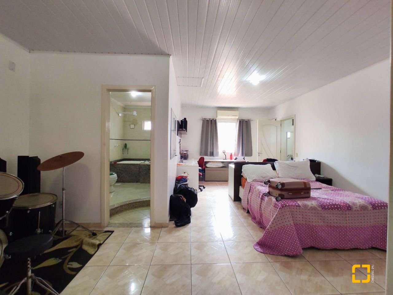 Casa com 404m², 5 quartos (sendo 3 suítes), 5 garagens, no bairro Praia Comprida em São José