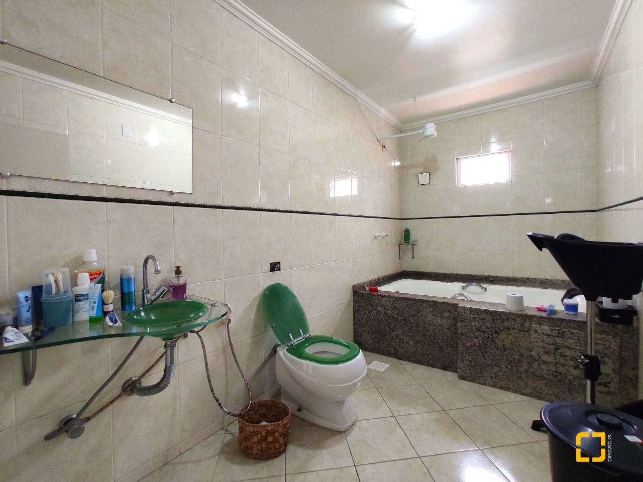 Casa com 404m², 5 quartos (sendo 3 suítes), 5 garagens, no bairro Praia Comprida em São José