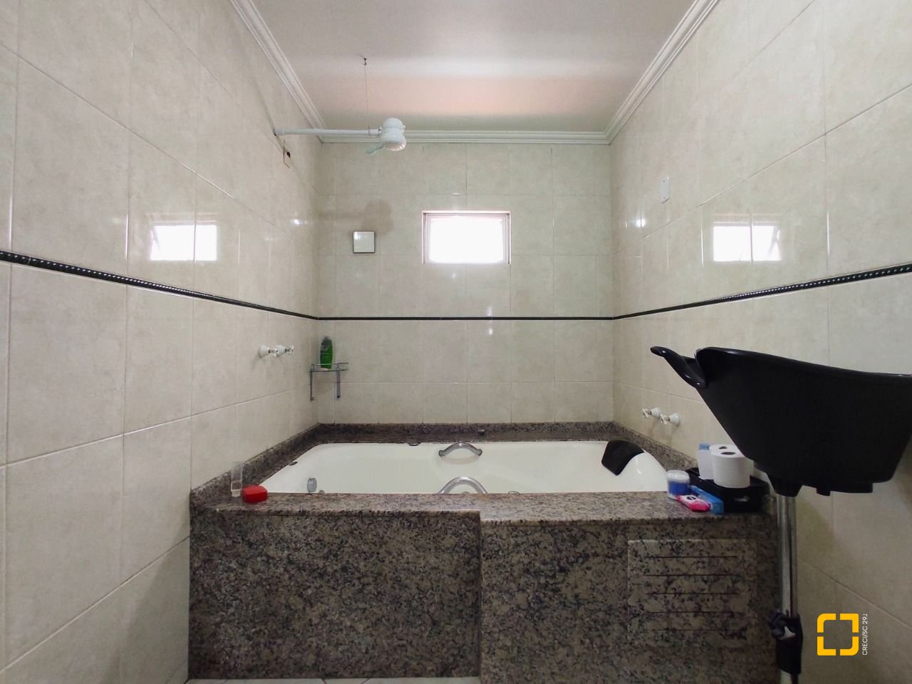 Casa com 404m², 5 quartos (sendo 3 suítes), 5 garagens, no bairro Praia Comprida em São José