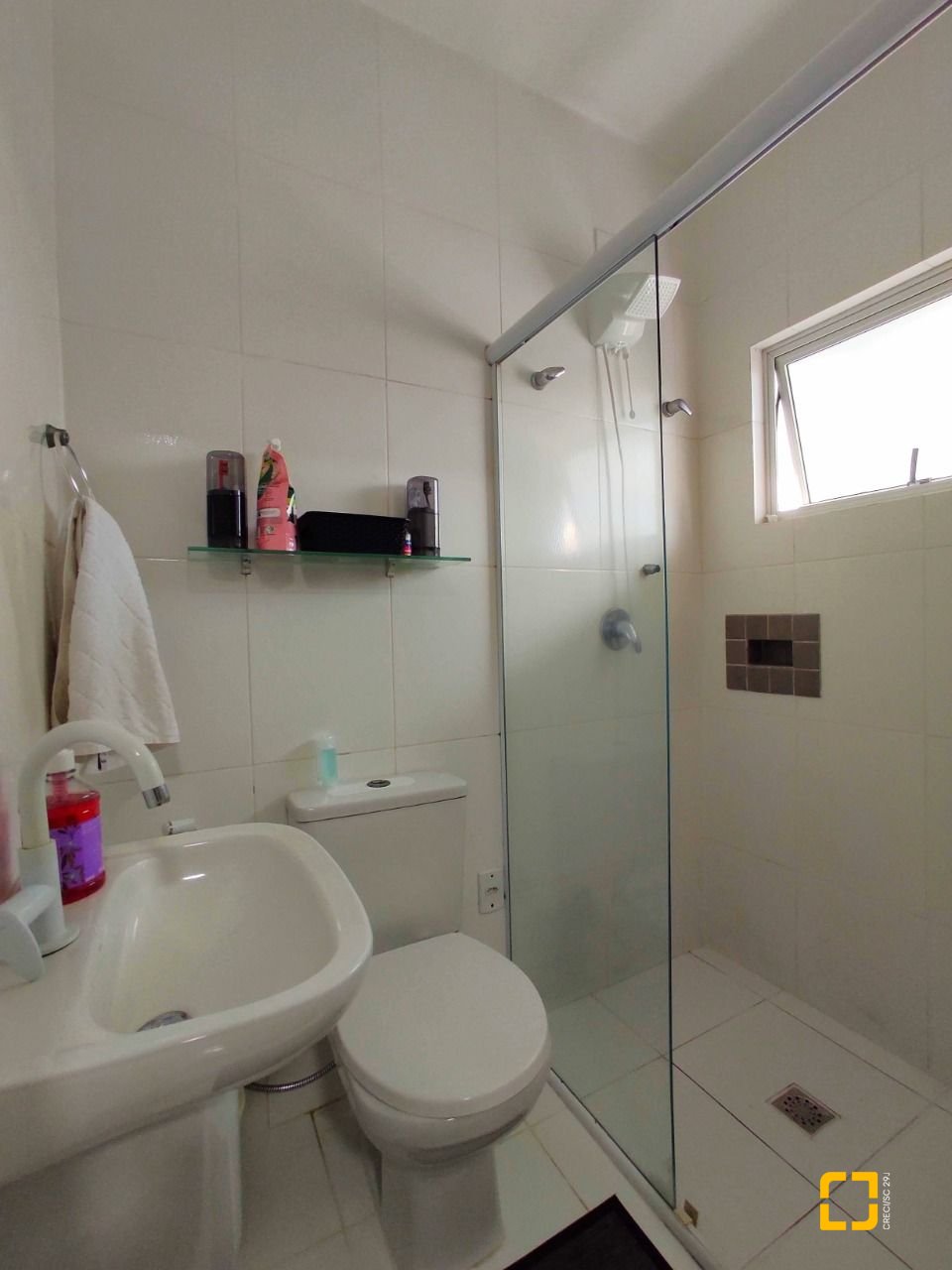 Casa com 404m², 5 quartos (sendo 3 suítes), 5 garagens, no bairro Praia Comprida em São José