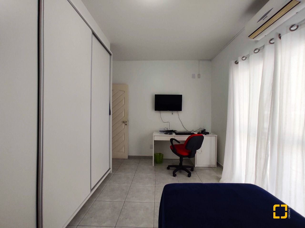 Casa com 404m², 5 quartos (sendo 3 suítes), 5 garagens, no bairro Praia Comprida em São José