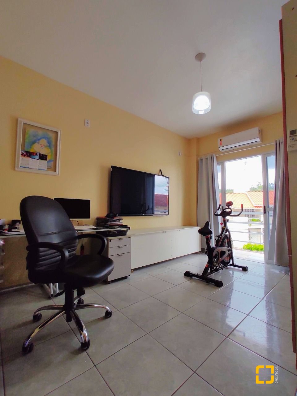 Casa com 404m², 5 quartos (sendo 3 suítes), 5 garagens, no bairro Praia Comprida em São José
