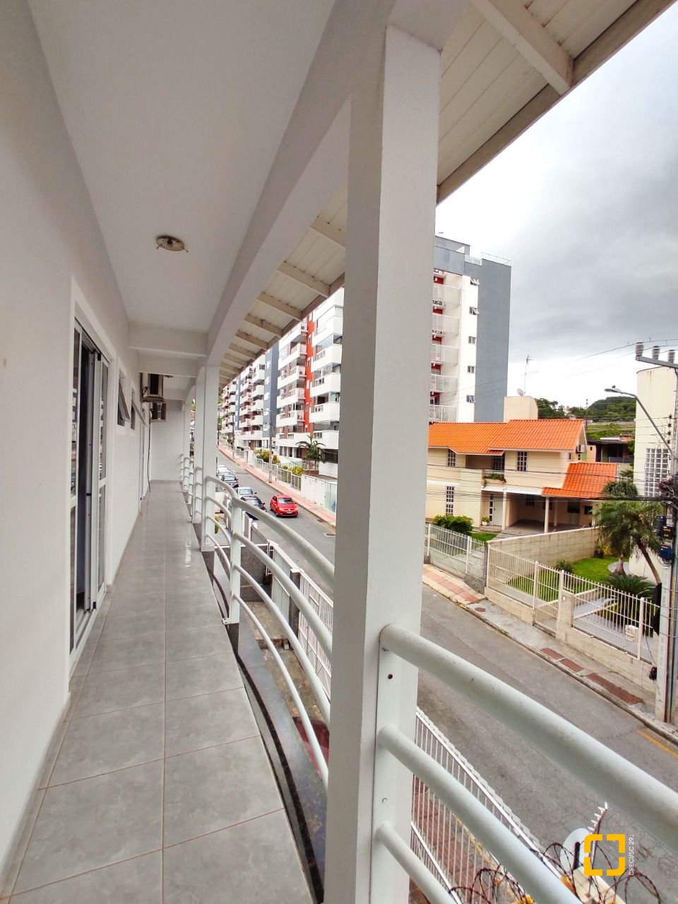Casa com 404m², 5 quartos (sendo 3 suítes), 5 garagens, no bairro Praia Comprida em São José