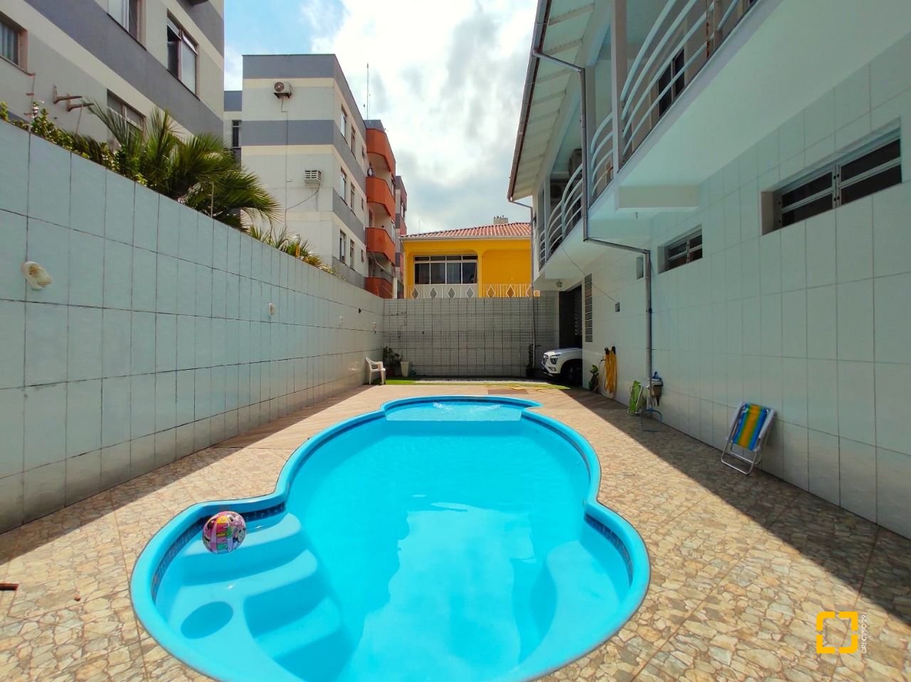 Casa com 404m², 5 quartos (sendo 3 suítes), 5 garagens, no bairro Praia Comprida em São José