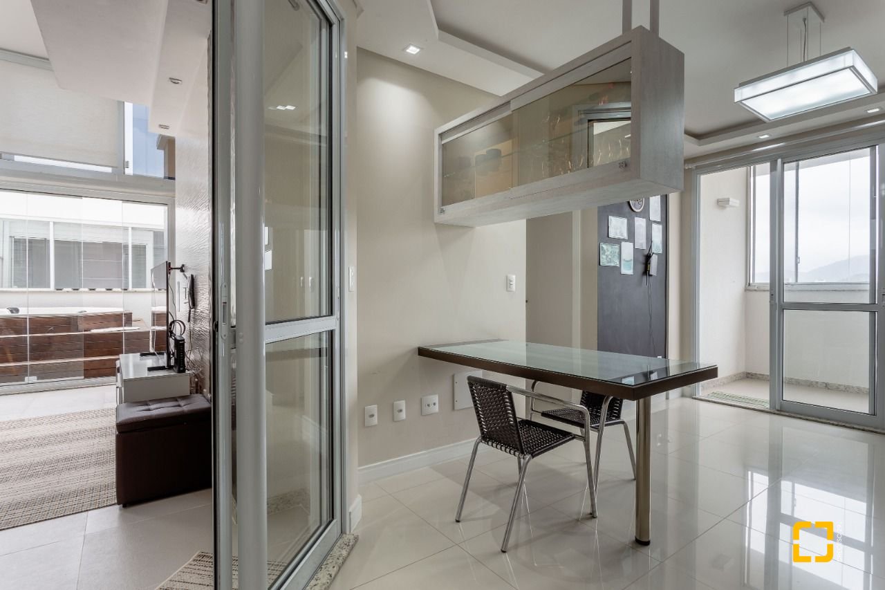Cobertura com 110m², 3 quartos (sendo 1 suíte), 2 garagens, no bairro Canasvieiras em Florianópolis