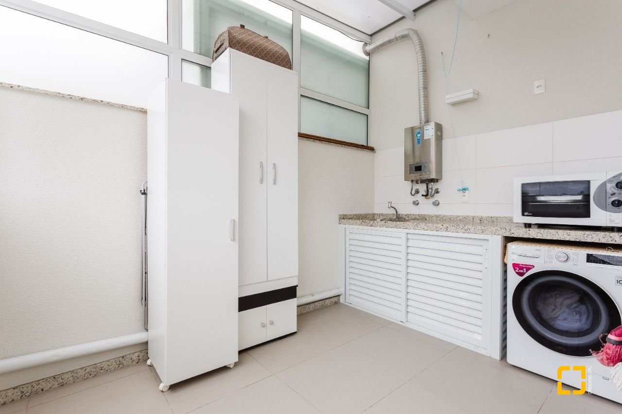 Cobertura com 110m², 3 quartos (sendo 1 suíte), 2 garagens, no bairro Canasvieiras em Florianópolis