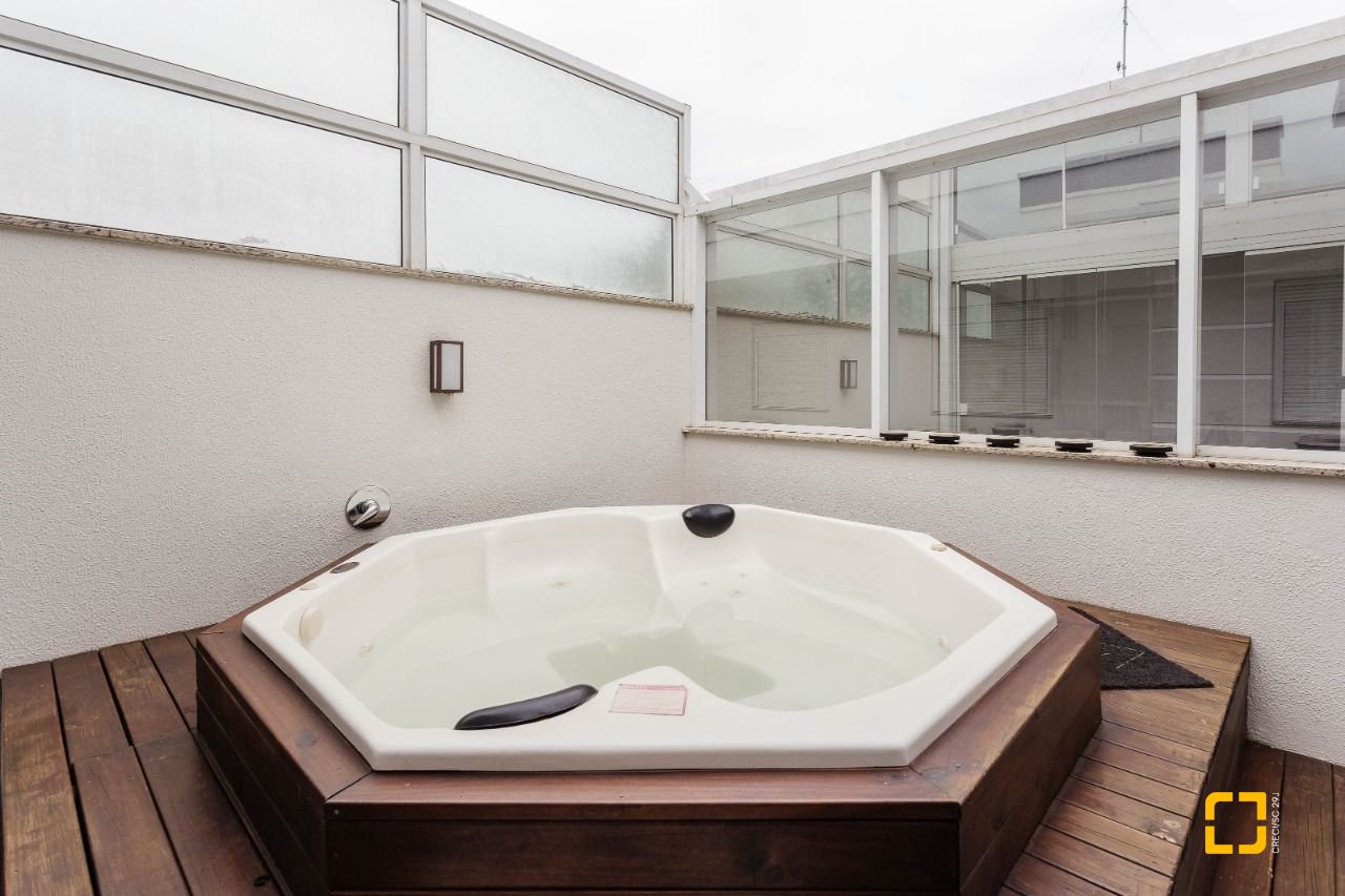 Cobertura com 110m², 3 quartos (sendo 1 suíte), 2 garagens, no bairro Canasvieiras em Florianópolis