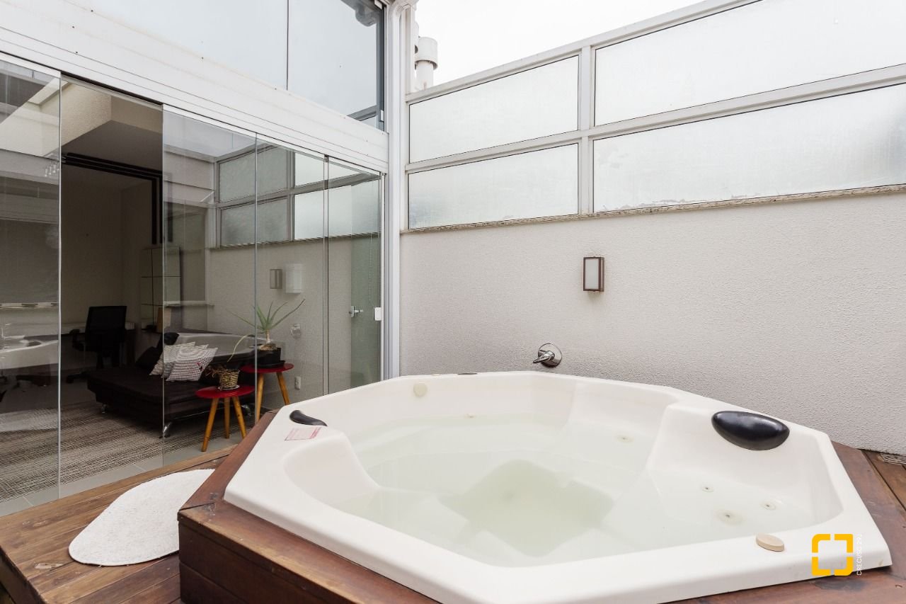 Cobertura com 110m², 3 quartos (sendo 1 suíte), 2 garagens, no bairro Canasvieiras em Florianópolis