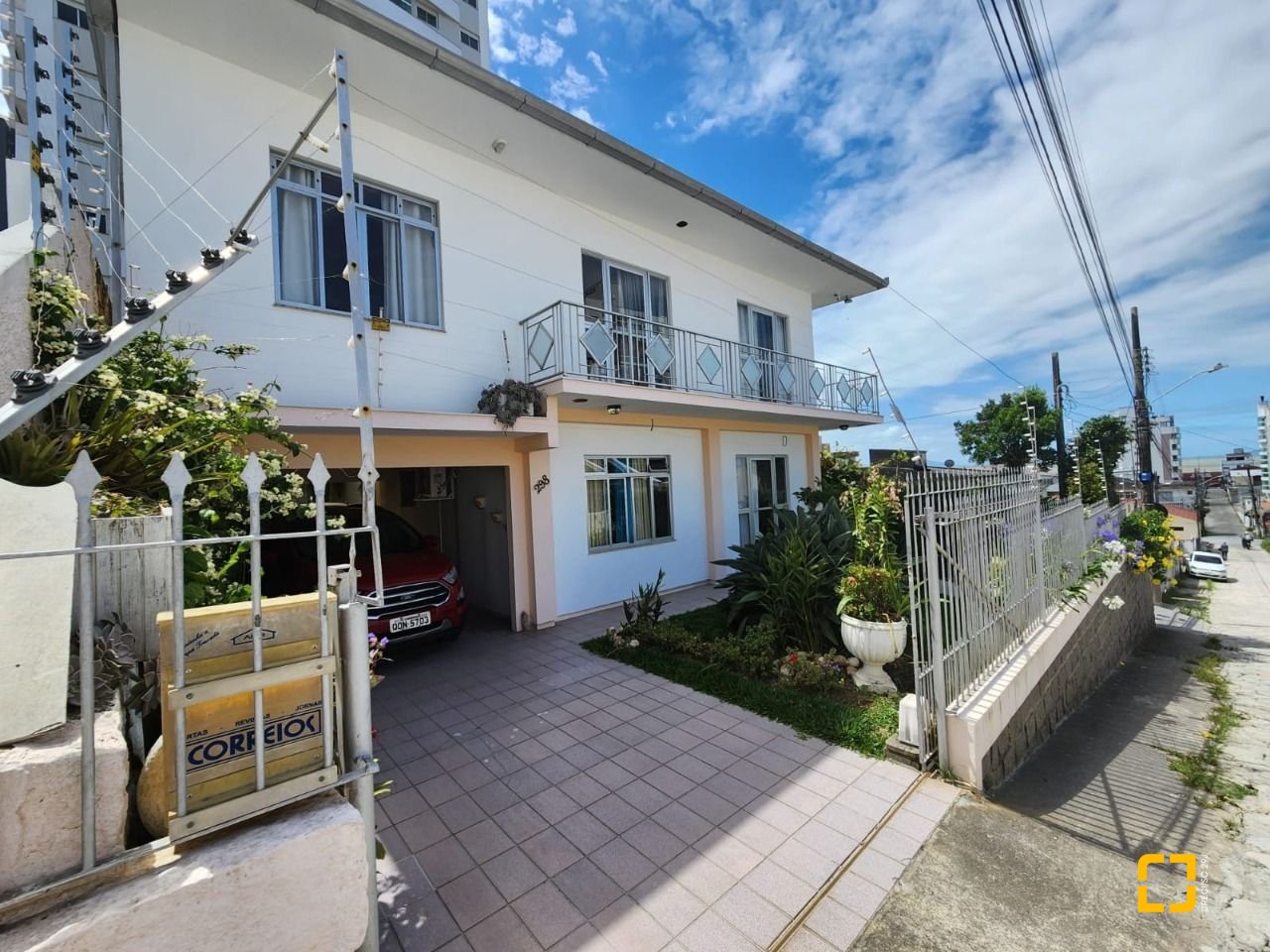 Casa com 370m², 5 quartos (sendo 2 suítes), 3 garagens, no bairro Barreiros em São José