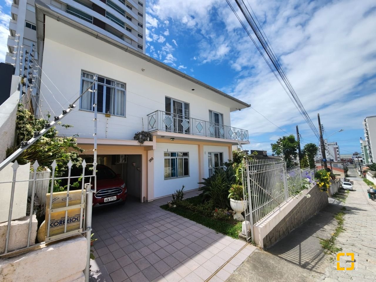 Casa com 370m², 5 quartos (sendo 2 suítes), 3 garagens, no bairro Barreiros em São José