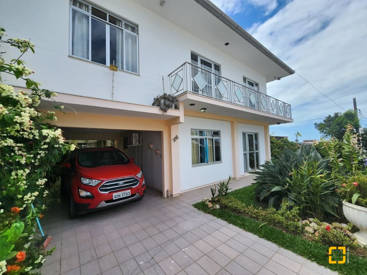 Casa com 370m², 5 quartos (sendo 2 suítes), 3 garagens, no bairro Barreiros em São José