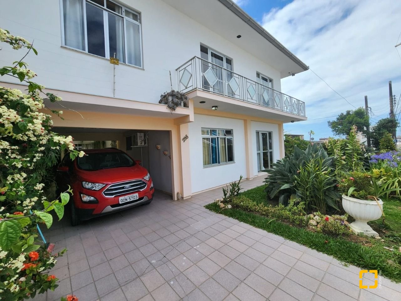 Casa com 370m², 5 quartos (sendo 2 suítes), 3 garagens, no bairro Barreiros em São José