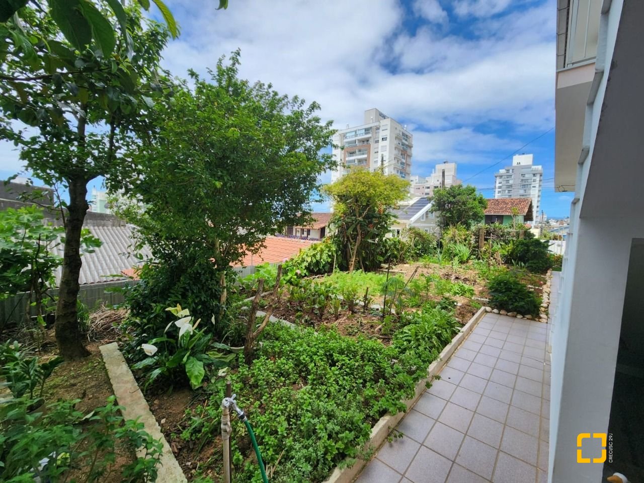Casa com 370m², 5 quartos (sendo 2 suítes), 3 garagens, no bairro Barreiros em São José