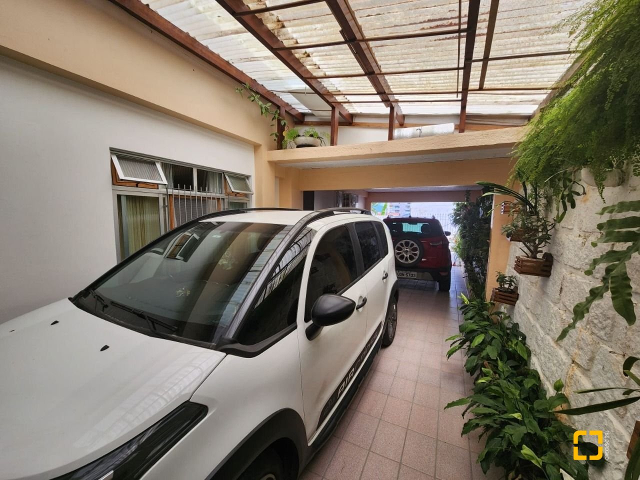 Casa com 370m², 5 quartos (sendo 2 suítes), 3 garagens, no bairro Barreiros em São José
