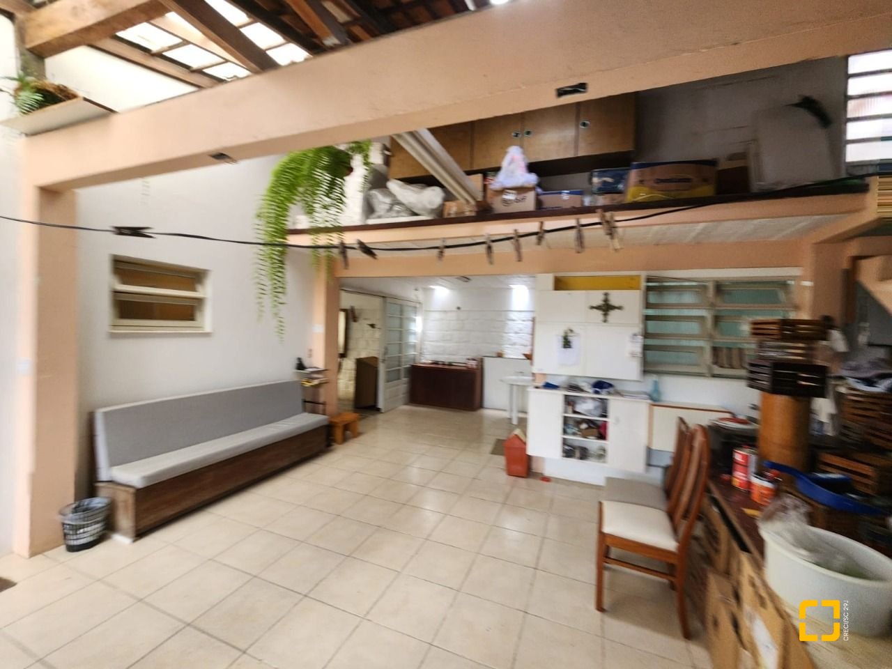Casa com 370m², 5 quartos (sendo 2 suítes), 3 garagens, no bairro Barreiros em São José