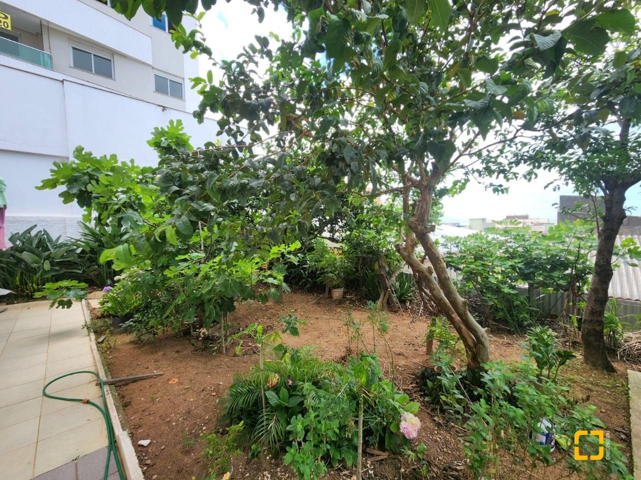 Casa com 370m², 5 quartos (sendo 2 suítes), 3 garagens, no bairro Barreiros em São José