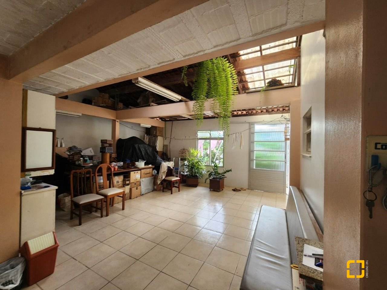 Casa com 370m², 5 quartos (sendo 2 suítes), 3 garagens, no bairro Barreiros em São José