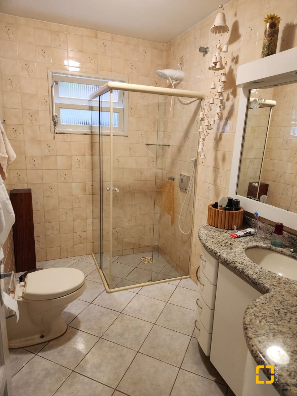 Casa com 370m², 5 quartos (sendo 2 suítes), 3 garagens, no bairro Barreiros em São José