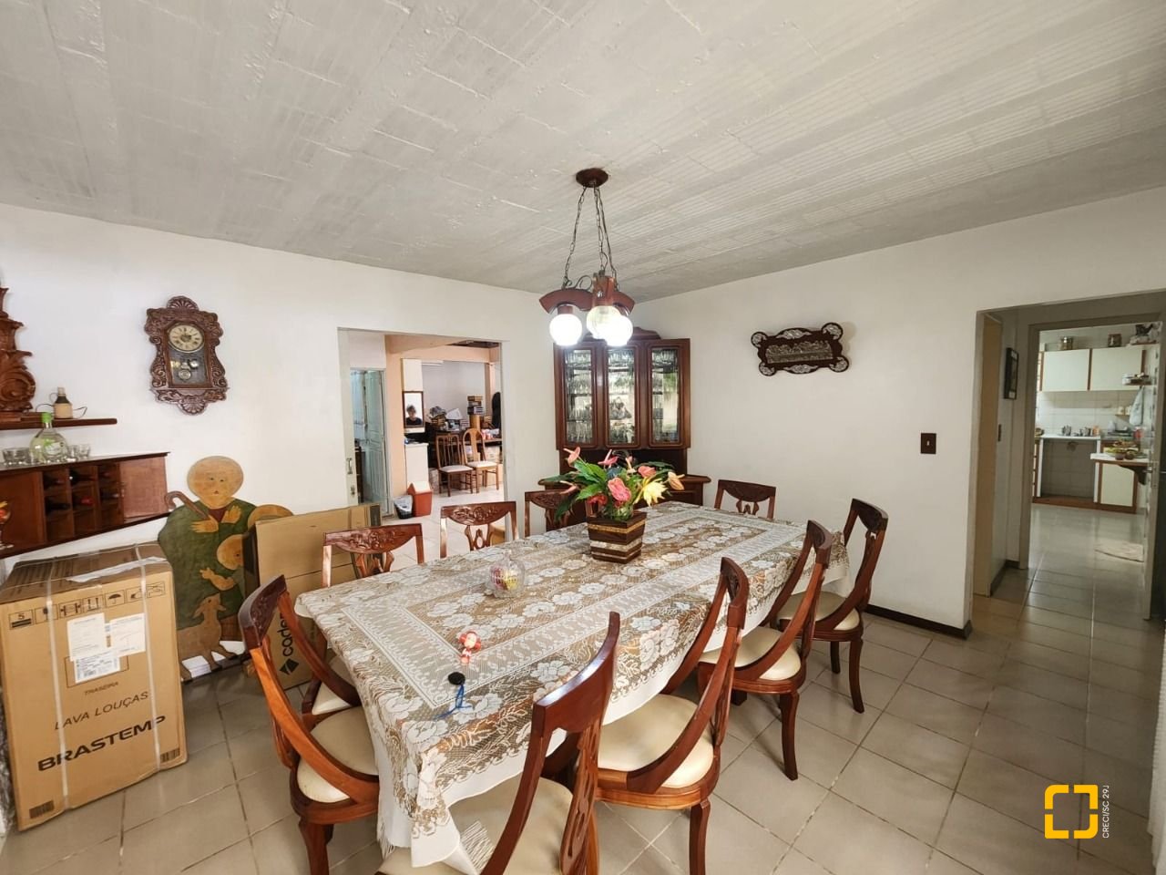 Casa com 370m², 5 quartos (sendo 2 suítes), 3 garagens, no bairro Barreiros em São José