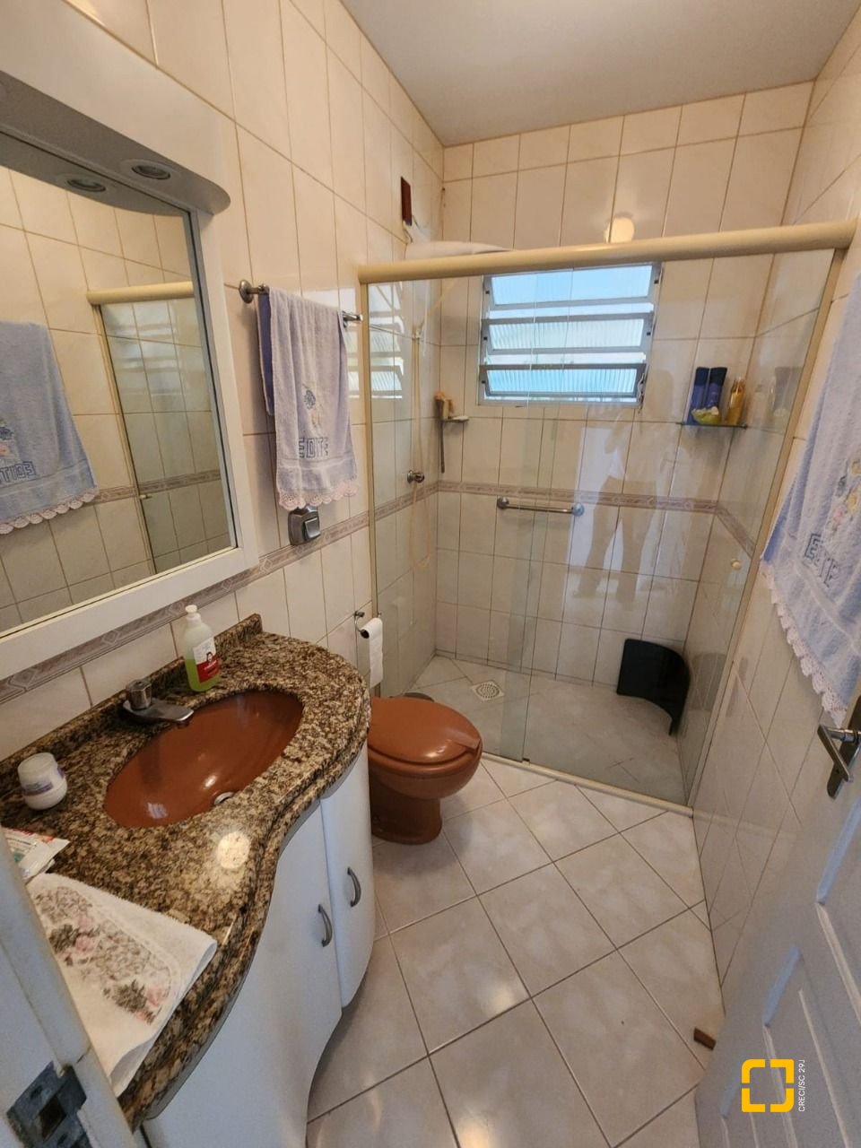 Casa com 370m², 5 quartos (sendo 2 suítes), 3 garagens, no bairro Barreiros em São José