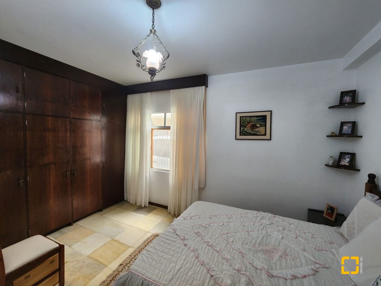 Casa com 370m², 5 quartos (sendo 2 suítes), 3 garagens, no bairro Barreiros em São José