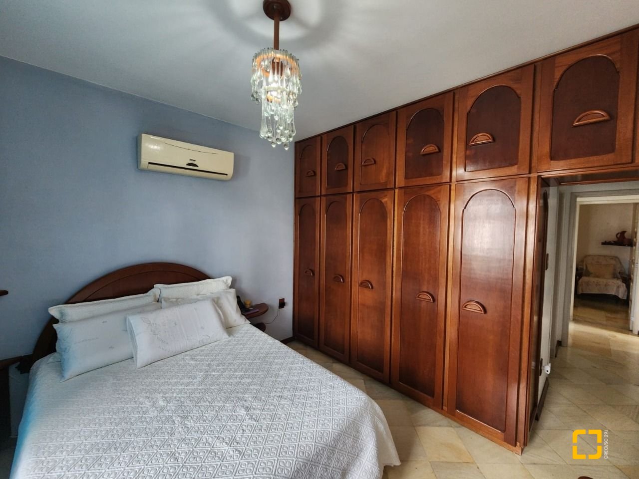 Casa com 370m², 5 quartos (sendo 2 suítes), 3 garagens, no bairro Barreiros em São José